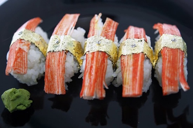 Điều đặc biệt miếng sushi được cuộn trong lá vàng  24 carat và trên mỗi miếng đều có đặt một viên kim cương. 5 miếng sushi này có giá 2.750 USD (hơn 63 triệu đồng).