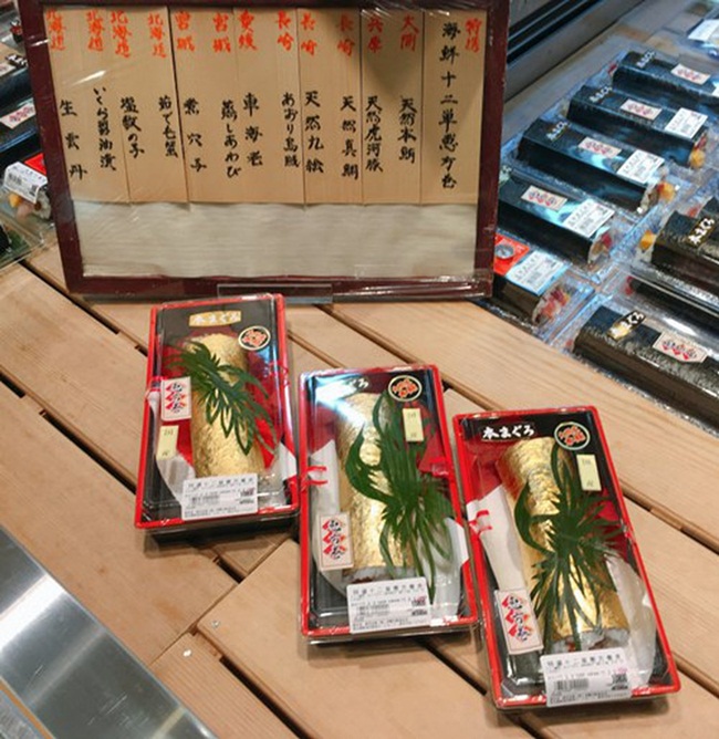 Các thanh sushi được đựng trong hộp nhựa sang chảnh để giữ chất lượng tốt nhất. 