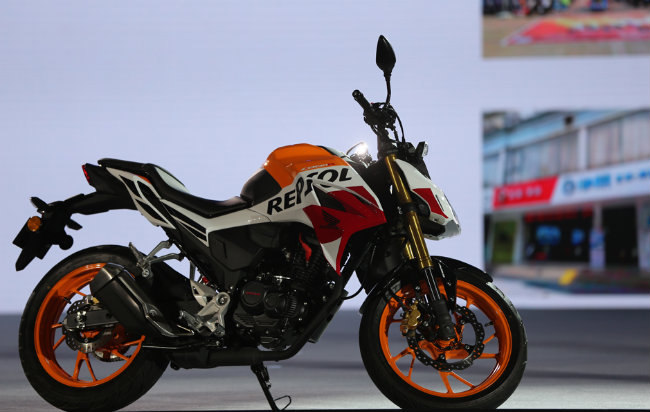 Mang phong cách chiến binh đường phố, 2019 Honda CB190R có thân hình cơ bắp, thể thao, nhìn bắt mắt.