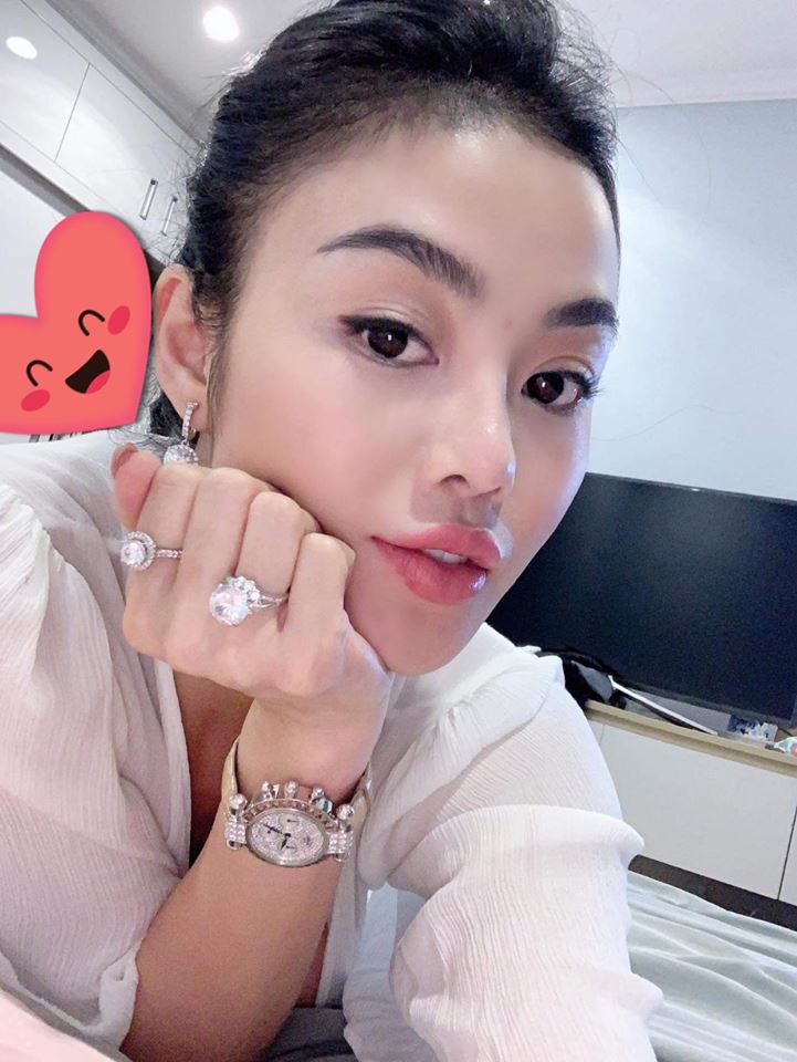 Julia Hồ tiết lộ về chiếc nhẫn kim cương 7 tỷ đồng - 1