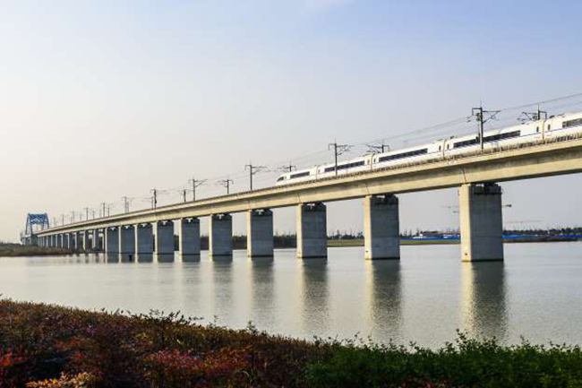 Cầu dài nhất thế giới: Cầu Danyang-Côn Sơn Grand ở Trung Quốc 101,9 dặm / 164 km.