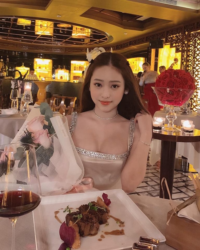 Trước đó, hot girl quê Cà Mau cũng chia sẻ việc có bạn trai mới trong dịp Valentine vừa qua sau một thời gian chia tay người yêu cũ. Chia sẻ với một tờ báo, Thúy Vi cho biết, bạn trai mới là người hiền lành, biết quan tâm đến bạn gái và rất lịch thiệp.