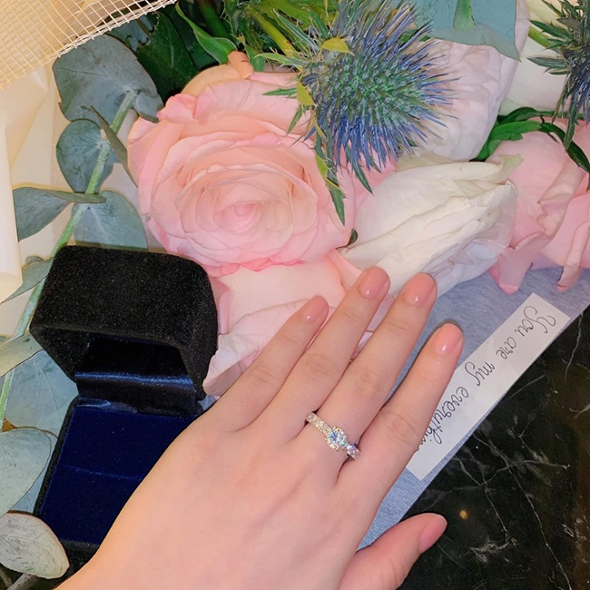 Tình cũ thiếu gia Phan Thành tự hào khoe chiếc nhẫn kim cương được bạn trai mới mua tặng.
