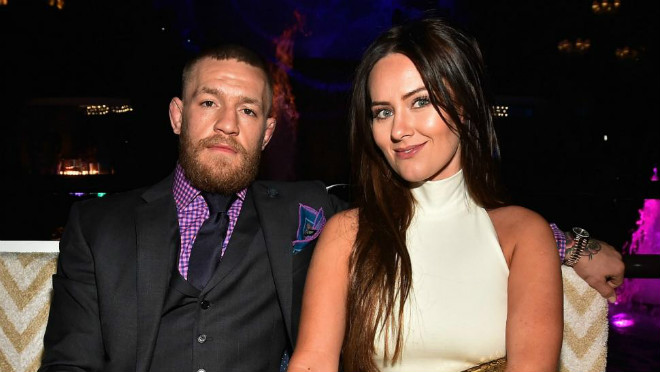 Ngỡ ngàng: McGregor &#34;cắm sừng&#34; vợ đẹp trước khi làm bậy với fan? - 2