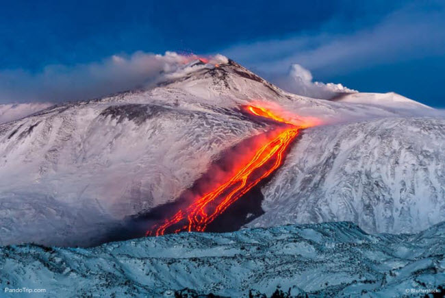 4. Núi Etna, Sicily: Nằm trên hòn đảo Sicily, Etna là ngọn núi lửa hoạt động mạnh nhất ở Italia. Nó thực sự nóng ngay cả vào mùa đông, khi đỉnh núi được bao phủ bởi tuyết lạnh giá. Đợt hoạt động mạnh gần đây nhất là vào năm 2017.