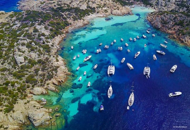 3. Quần đảo Maddalena Archipelago, Sardinia: Quần đảo này bao gồm 50 hòn đảo nhỏ nằm trên biển Tyrrhenian ở ngoài khơi bờ biển Sardinia. Nơi đây nổi tiếng với nước cực kỳ trong và nhiều bãi biển đẹp, hoang sơ.