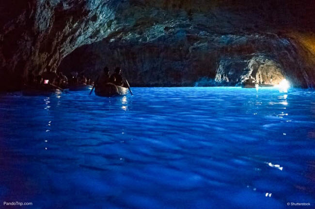 7. Grotta Azzurra, Capri:  Hang động biển nằm trên đảo Capri là một trong những địa điểm du lịch hấp dẫn nhất thế giới. Ánh sáng tự nhiên trong động có màu từ xanh sáng đến màu ngọc lục bảo, tùy thuộc vào điều kiện ánh sáng và vị trí trong hang.