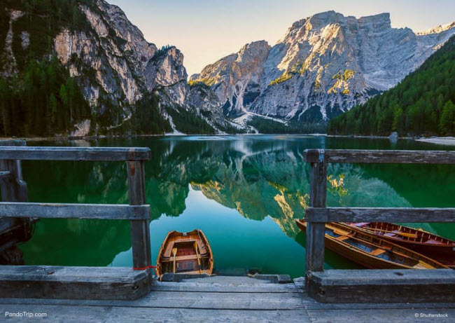 10. Hồ Lago di Braies, Nam Tyrol: Nằm giữa dãi núi Nam Tyrol, hồ Lago di Braies là địa điểm địa điểm chụp ảnh lý tưởng hơn bất cứ đâu trên thế giới. Hãy đăng tải một bức ảnh chụp ở đây lên Instagram, bạn sẽ khiến những người theo dõi phải ghen tị và có thể nhận được hàng nghìn lượt “thích”.