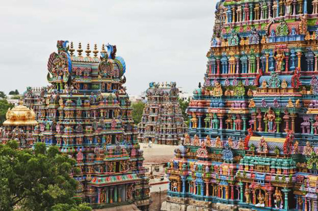 Đền Meenakshi Amman: Đền Meenakshi Amman là huyết mạch của thành phố Madurai 2.500 năm tuổi. Ngôi đền có 14 tháp cổng. Cao nhất là tháp phía nam, cao gần 51,9 mét (170 ft). Ngôi đền thu hút 15.000 du khách mỗi ngày.