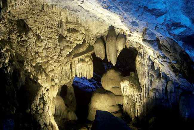 Hang Borra, Andhra Pradesh: Được phát hiện vào năm 1807, đây là hang động tự nhiên được hình thành bởi dòng nước lâu năm trong hàng triệu năm thu hút hàng ngàn du khách mỗi năm.