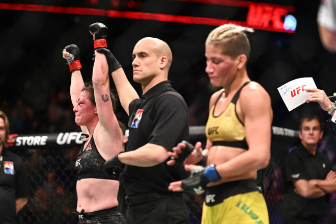 UFC tuyệt đỉnh: Bị đấm &#34;chột mắt&#34;, nữ võ sĩ giành trận thắng lịch sử - 3