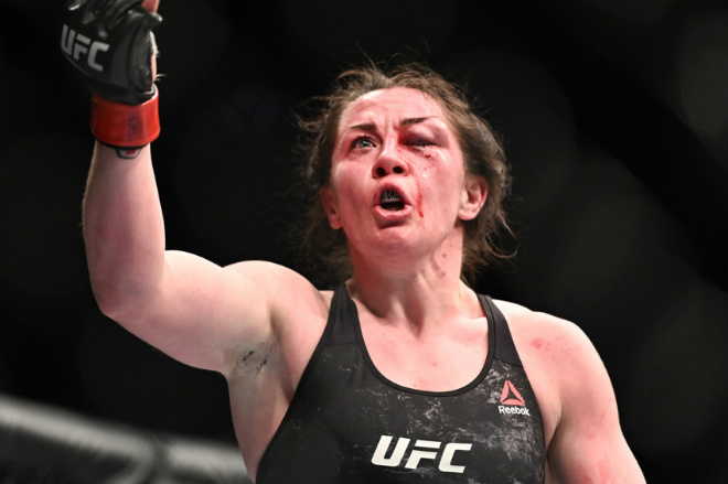 UFC tuyệt đỉnh: Bị đấm &#34;chột mắt&#34;, nữ võ sĩ giành trận thắng lịch sử - 2