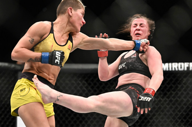 UFC tuyệt đỉnh: Bị đấm &#34;chột mắt&#34;, nữ võ sĩ giành trận thắng lịch sử - 1