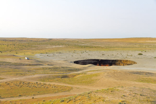 Do trữ lượng khí đốt trong đất ở Turkmenistan rất lớn, nên không biết đến khi nào lửa trong hố Darvaza mới ngừng cháy tự nhiên.