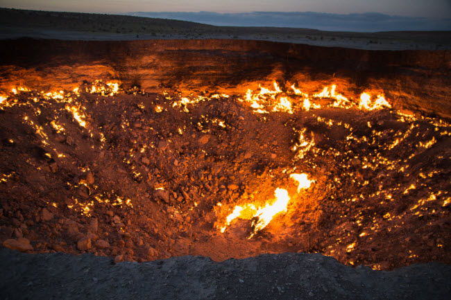 Hình ảnh lửa bốc cháy từ “Cổng địa ngục” có thể dễ dàng chụp được từ vệ tinh.