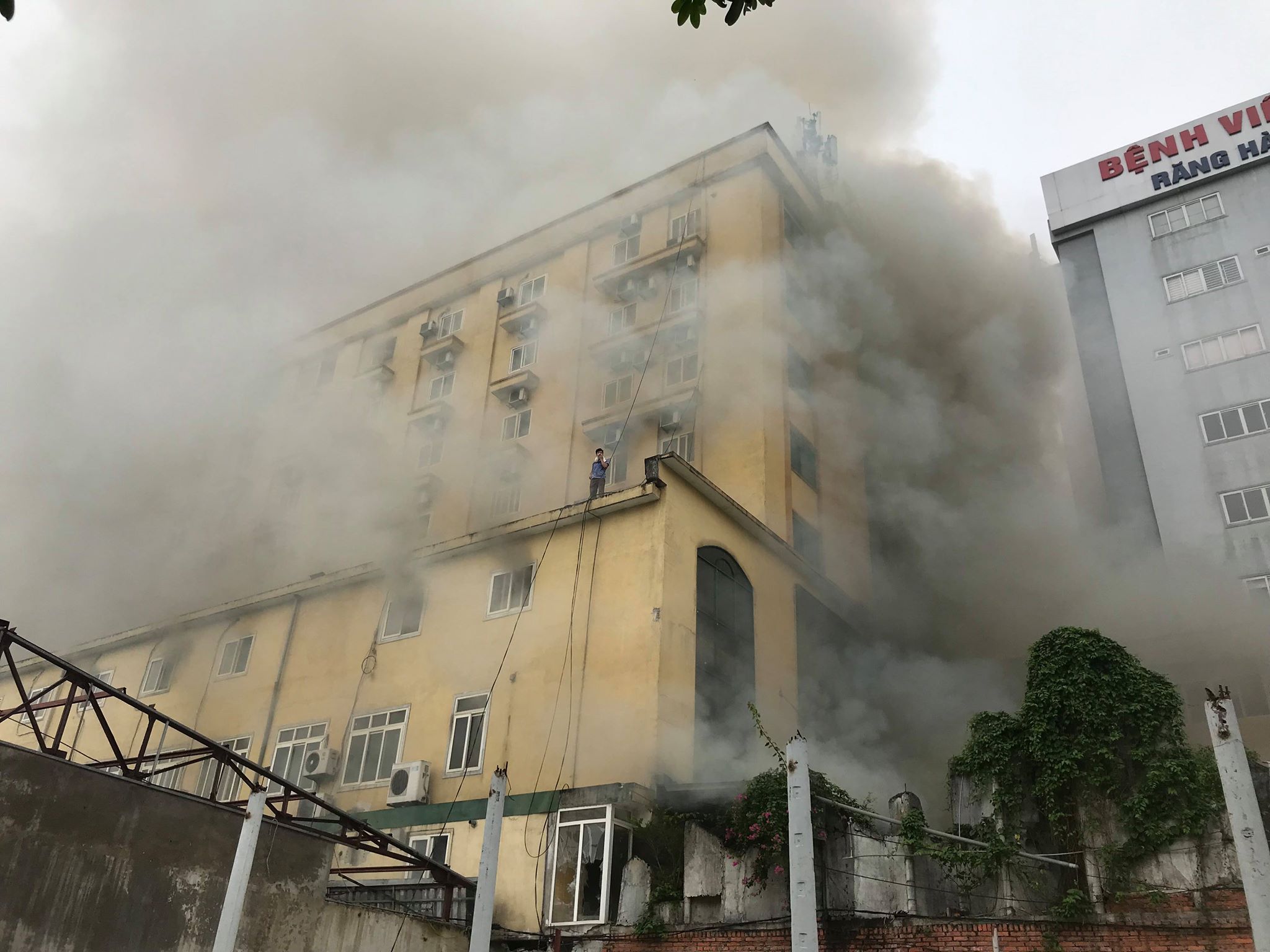 Lửa bao trùm khách sạn giữa Nghệ An, hàng trăm người dập lửa, cứu người - 1