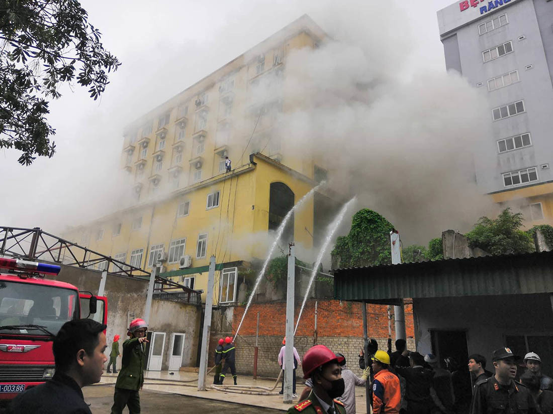 Cháy tổ hợp khách sạn lớn nhất thành Vinh: Một phụ nữ chết ngạt tại nhà vệ sinh - 1