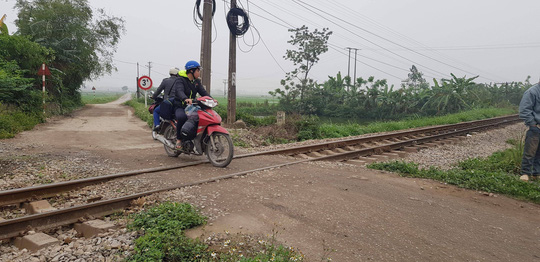 Băng qua đường sắt, 2 vợ chồng 80 tuổi bị tàu hỏa tông tử vong thương tâm - 2