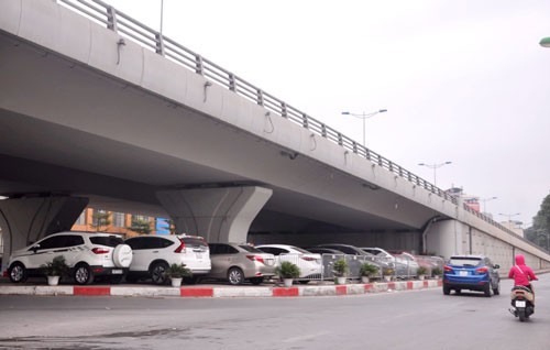 Bộ GTVT &#34;bác&#34; đề xuất của Hà Nội về việc duy trì các điểm giữ xe dưới gầm cầu - 1