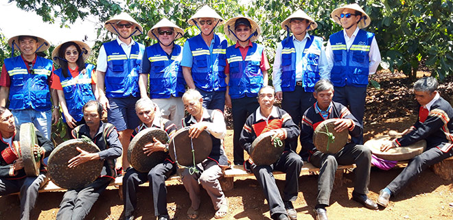 Golf thủ huyền thoại Greg Norman thăm vùng cà phê CADA tỉnh Đắk Lắk - 1