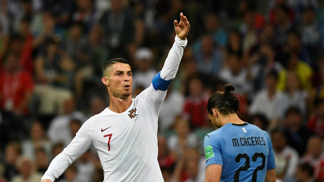 Ronaldo tái xuất ĐT Bồ Đào Nha, bạn gái đẹp “hở bạo” gây sốc triệu fan - 1