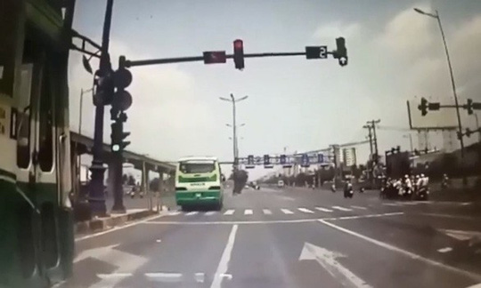 TP.HCM: Xe buýt vượt đèn đỏ khiến xe ben suýt gây tai nạn kinh hoàng - 1