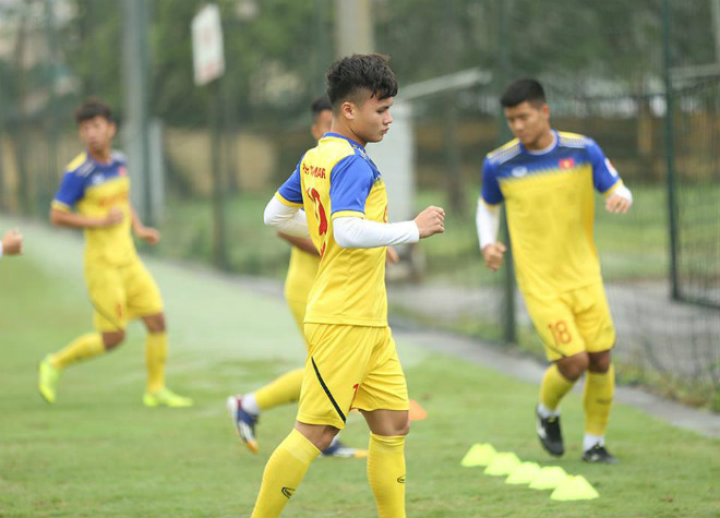 U23 Việt Nam đội mưa tập đấu Thái Lan: Park Hang Seo đón tin vui từ Quang Hải - 1