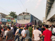 Tin tức trong ngày - Mắc kẹt dưới gầm tàu hỏa, người đàn ông vẫn thoát chết thần kì