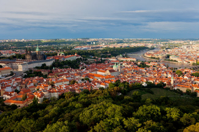 Prague, Cộng hòa Czech &#40;71,07 USD&#41;: Prague là thành phố cổ kính và có phong cảnh đẹp, nhưng vẫn chưa đông du khách.&nbsp; Bạn có thể tới đây để thưởng thức bia giá rẻ &#40;1,7 USD/chai&#41; và ngắm cảnh ven sông.