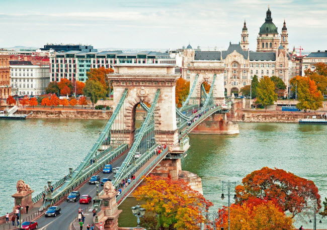 Budapest, Hungary &#40;103,36 USD&#41;: Đây là một điểm du lịch với giá rẻ quanh năm. Có thể bạn rất thích thú với các nhà thờ và lâu đài nơi đây. Tuy nhiên, bể tắm nước khoáng nóng mới chính là điểm sáng của du lịch nơi này.