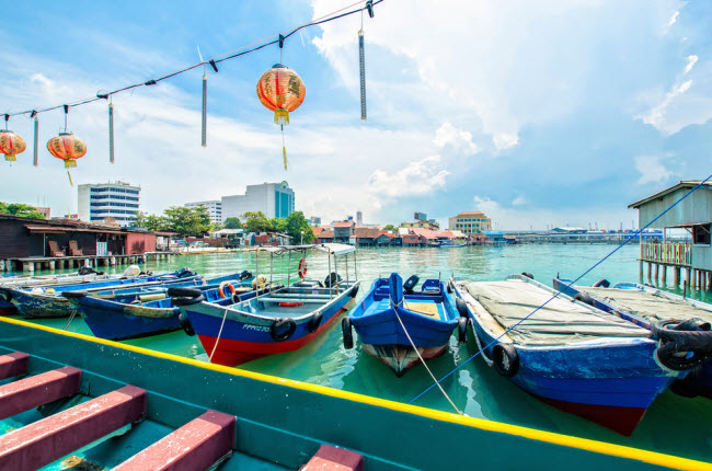 Penang, Malaysia &#40;107,89 USD&#41;: Penang là thành phố đảo duy nhất ở Malaysia, mang nét đặc trưng của vùng xích đạo, thời tiết không quá khắc nghiệt. Vì vậy mà bạn có thể du lịch Penang là vào bất kỳ mùa nào trong năm.