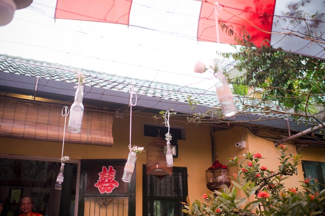 Gia đình của Giám đốc Nhà hát Kịch Hà Nội dán chữ hỉ ở cửa nhà để thông báo về ngày trọng đại của anh đồng thời treo nhiều bình hoa hồng để làm đẹp cho không gian.