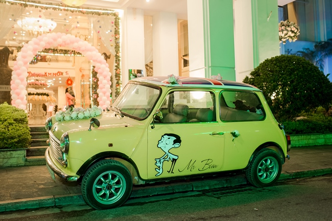 Xe rước dâu kiểu Mr Bean, có dán hình nhân vật ở ngay thân xe của cặp đôi.