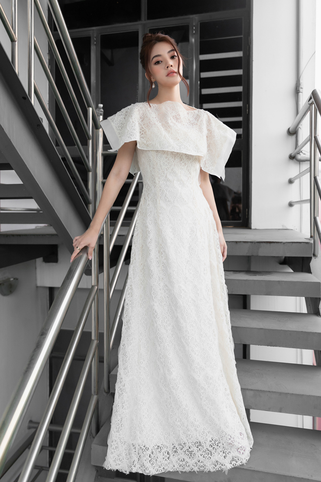 Hoa hậu Jolie Nguyễn ngồi xế hộp 10 tỷ đi chấm thi - 1