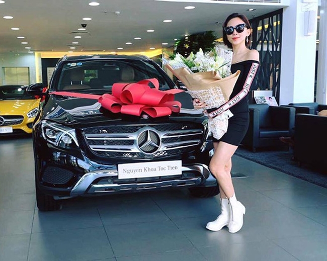 Năm 2017, Tóc Tiên tậu xế hộp thuộc thương hiệu Mercedes trị giá khoảng 2 tỷ đồng.