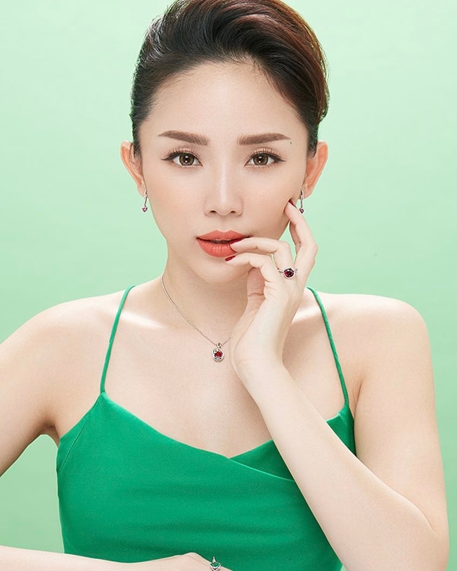 Tóc Tiên trong một bộ ảnh quảng cáo cho một thương hiệu trang sức.
