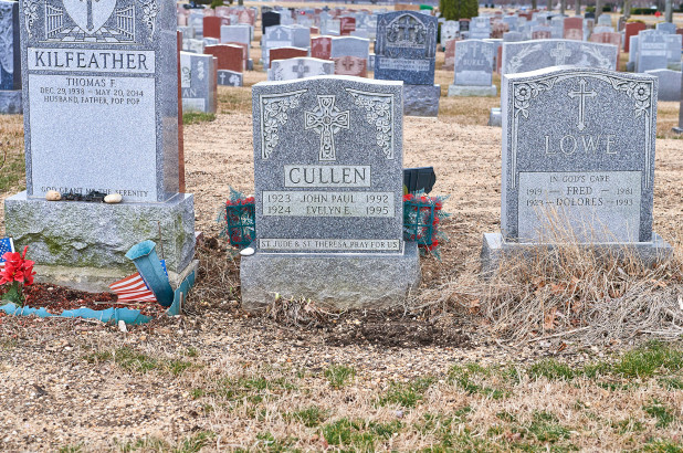 Mỹ: Kinh hồn vì bị &#34;nuốt&#34; xuống mộ của bố mẹ ở nghĩa trang - 1