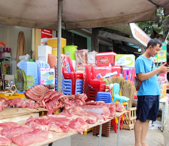 Cám cảnh: Mời chào mỏi miệng, người đi chợ vẫn &#34;né&#34; thịt heo - 2