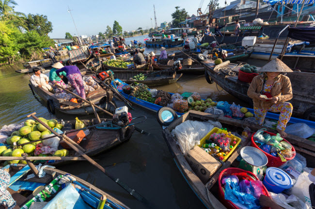 Phong Điền, Việt Nam: Chợ nổi nằm trên sông Cửu Long ở thành phố Cần Thơ. Tại đây, các nông dân bán những sản phẩm địa phương trên thuyền của họ.