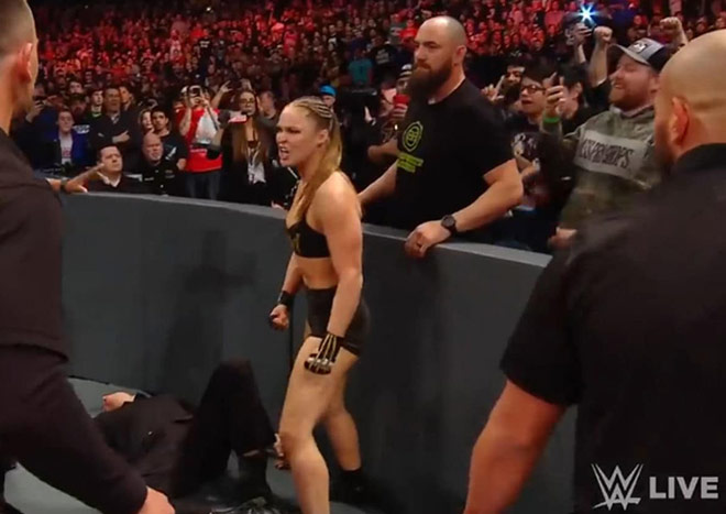 “Nữ hoàng UFC” Rousey và bạn trai 2m01 gây sốc: Đánh trọng tài hạ vệ sỹ - 1