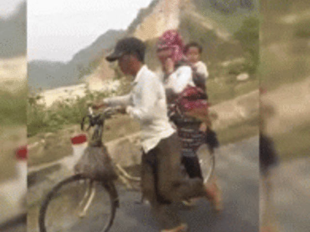 Video: Cảnh ít tiền đi xe đạp đầy cảm động "gây sốt" dân mạng Việt
