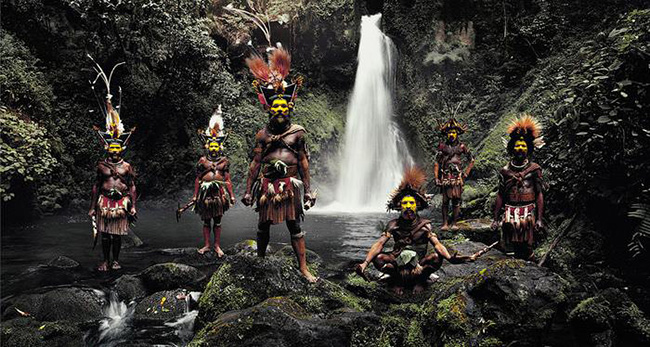 Huli - Papua New Guinea: Những người Huli Wigmen vẽ mặt họ màu vàng, đỏ và trắng, kết hợp với những bộ tóc giả trang trí công phu và đeo những chiếc rìu trông rất đáng sợ.