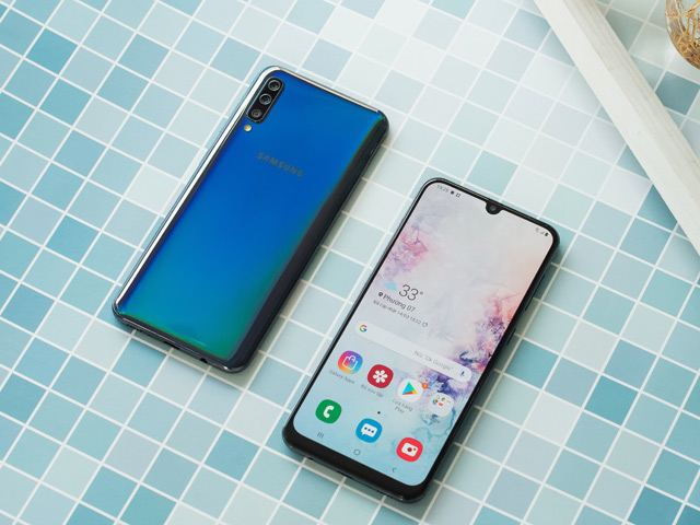 Trên tay smartphone tầm trung Galaxy A50 với 3 camera mặt sau