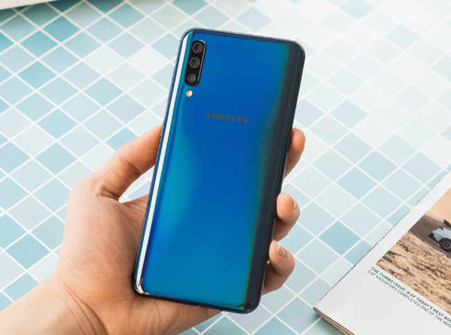Galaxy A50 ra mắt với 3 phiên bản màu sắc: Xanh - Đen và Trắng. Đi kèm hiệu ứng chuyển màu bắt mắt và ấn tượng.