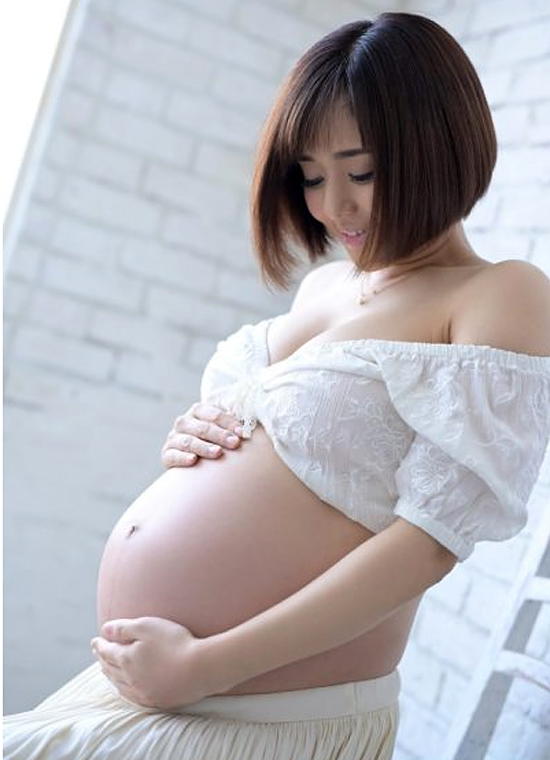 Thánh nữ 18+ Aoi Sora hồi hộp chờ ngày đón cặp song sinh chào đời - 1
