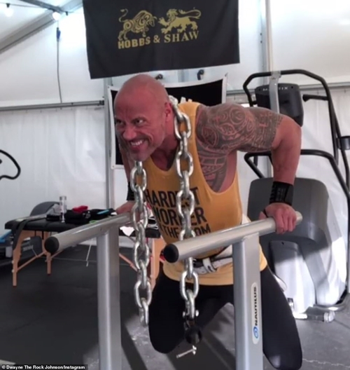 “Người hùng” The Rock ăn 5 kg thịt/ngày, đeo xích sắt để có thân hình khủng long - 3