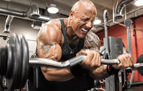 “Người hùng” The Rock ăn 5 kg thịt/ngày, đeo xích sắt để có thân hình khủng long - 5