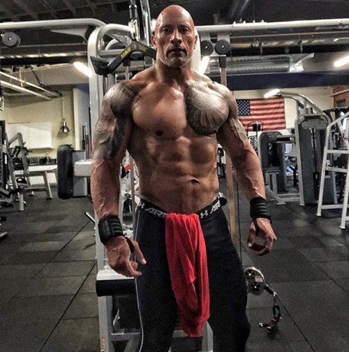 “Người hùng” The Rock ăn 5 kg thịt/ngày, đeo xích sắt để có thân hình khủng long - 1