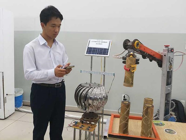 Học sinh Gia Lai chế tạo cánh tay robot giúp bốc vác vật nặng - 1