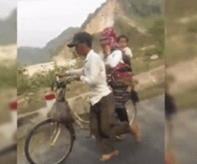 Video: Cảnh ít tiền đi xe đạp đầy cảm động &#34;gây sốt&#34; dân mạng Việt - 1